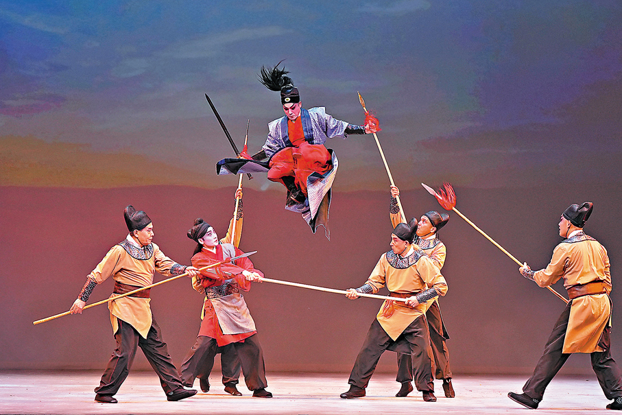 ●梁兆明為《新龍門客棧》演出，功架十足。