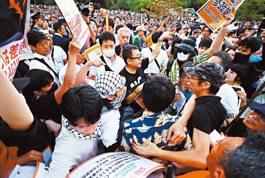 ●民眾參與反對保守派集會，與警員發生推撞。 路透社