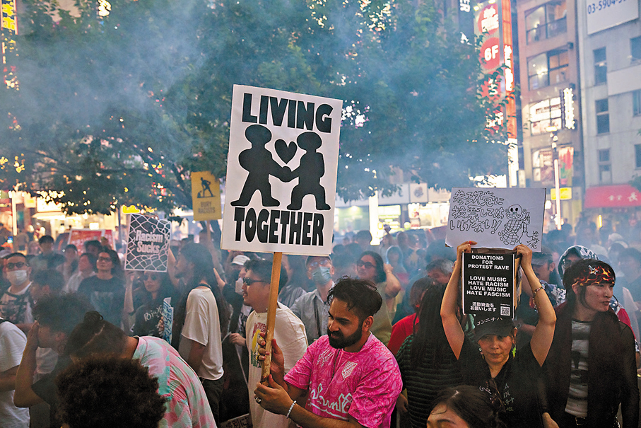 ●東京早前舉行反歧視示威，移居日本的外國人積極參與。 美聯社
