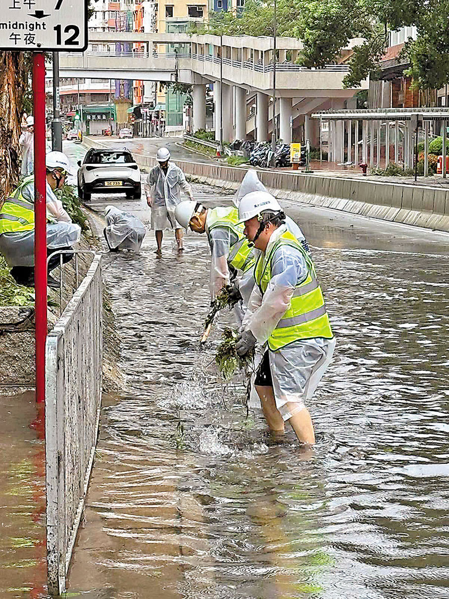 ●黃大仙區議員清理路面。 越毅強供圖