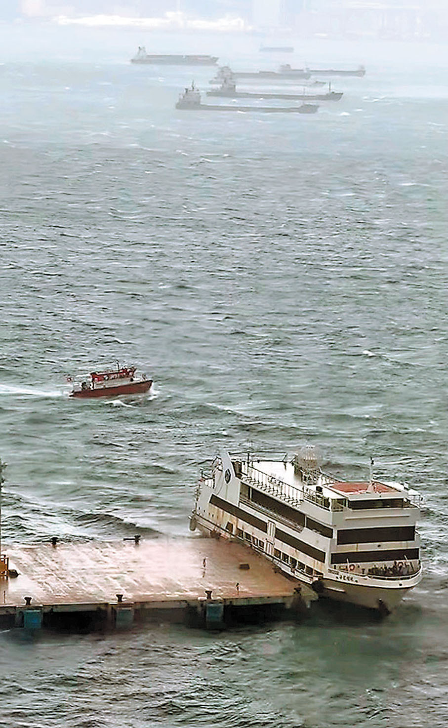 西區招商局碼頭對開海面船撞碼頭