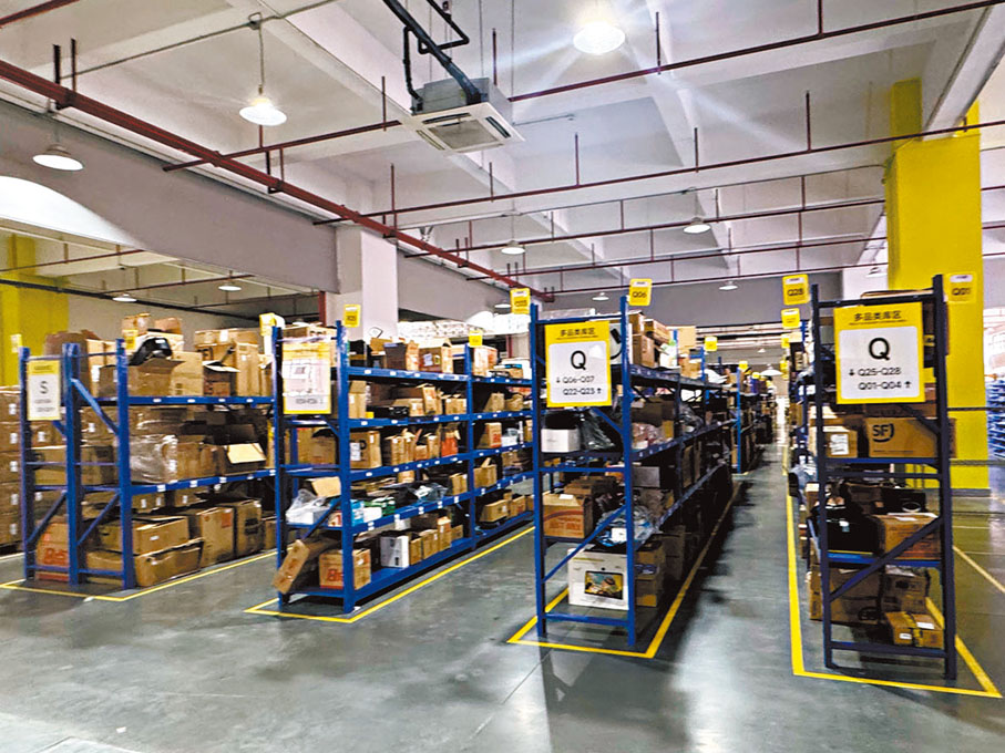 ●ATRenew自動化運營中心起點處貨架擺滿剛入庫的二手電子產品。