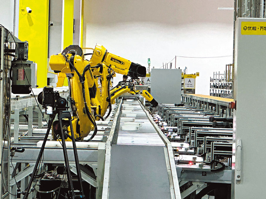 ●中心透過AI檢測設備節省超過50%的人工操作，配合電子機械臂整理物品等，令運作進一步加快。