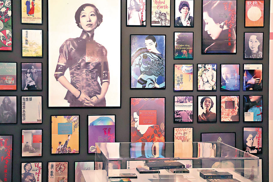 ●張愛玲在香港始終保有文化熱度。圖為「南來作家手跡遺物展」中的張愛玲照片牆。 資料圖片