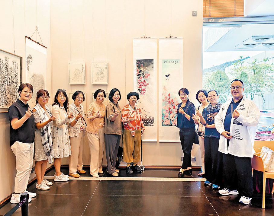 ●伍月柳（左七）帶同一班學生專程到中大支持愛徒關靜華（右四）。