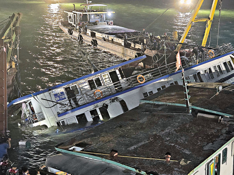 ●遊船在越南廣寧省下龍灣傾覆，多艘船隻趕赴救人。 新華社