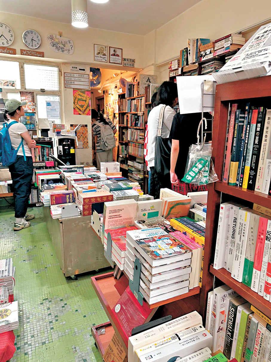 ●「『無處不閱讀』獨立出版書展暨獨立書店祭」的參與書店有顧客在瀏覽。香港文匯報記者 攝