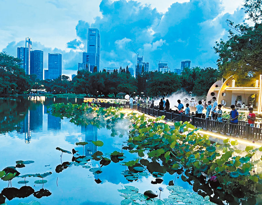 ●公園營造「仙霧繚繞」的效果，讓遊客更好地感受「荷塘月色」。 香港文匯報深圳傳真