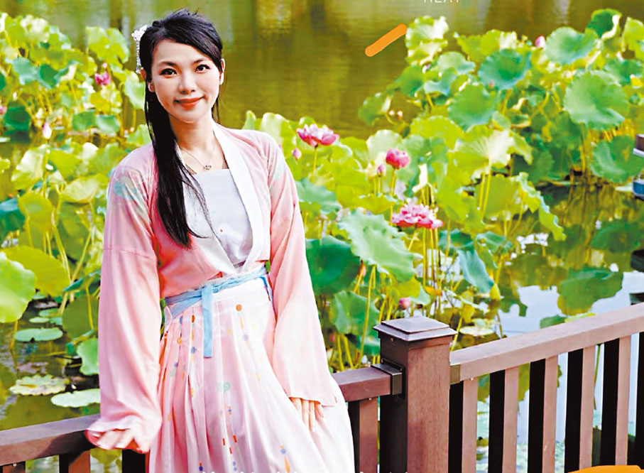 ●張小姐在洪湖公園賞荷，體驗免費穿着漢服。香港文匯報深圳傳真