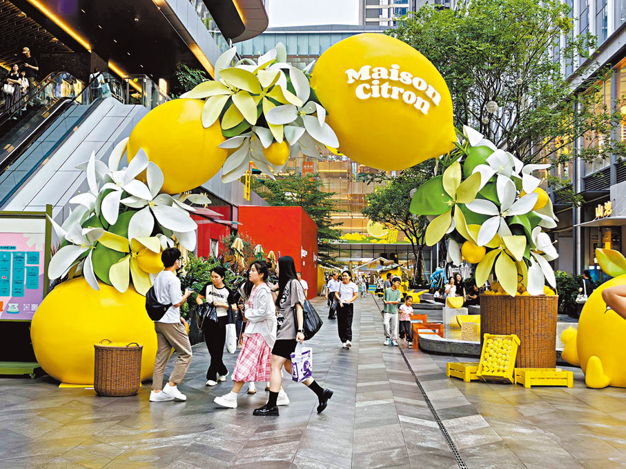 ●洪湖公園賞花的人流效應，帶旺周邊商圈。 