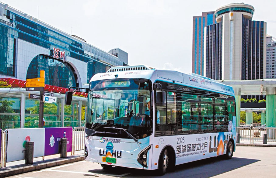 ● 羅湖區於口岸提供直達各商圈的接駁巴士，便利港人。  香港文匯報深圳傳真