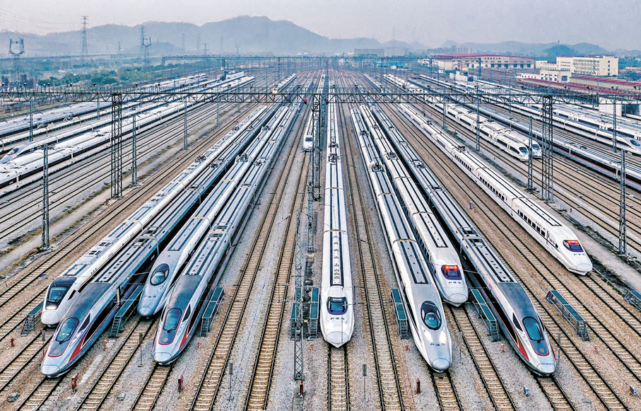 ●「十四五」期間，中國高鐵營業里程達4.8萬公里，覆蓋全國97%的50萬以上人口城市。網上圖片