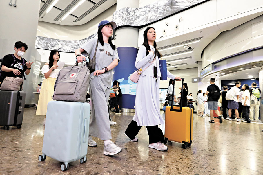 ●「十四五」期間，粵港澳大灣區高鐵里程已超過3,000公里，1小時生活圈從願景變為現實。圖為內地旅客乘高鐵結伴遊香港。 資料圖片