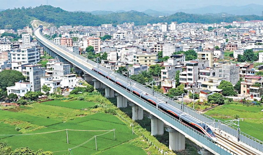 ●「復興號」列車行駛在梅龍（梅州—龍川）段鐵路線上。 資料圖片