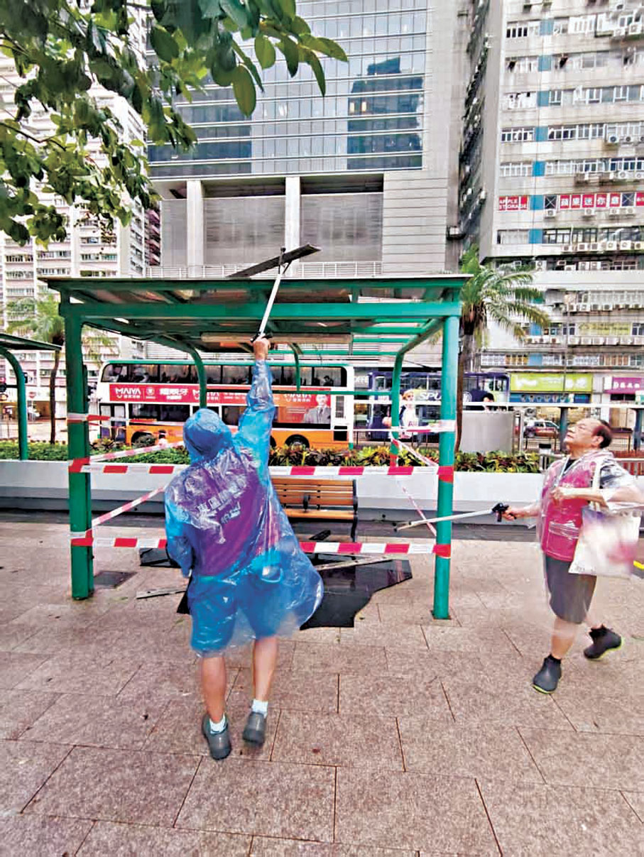 ●東區關愛隊隊員冒雨排查安全隱患、清理路障、幫扶群眾。東區關愛隊（柏架山）Fb圖片