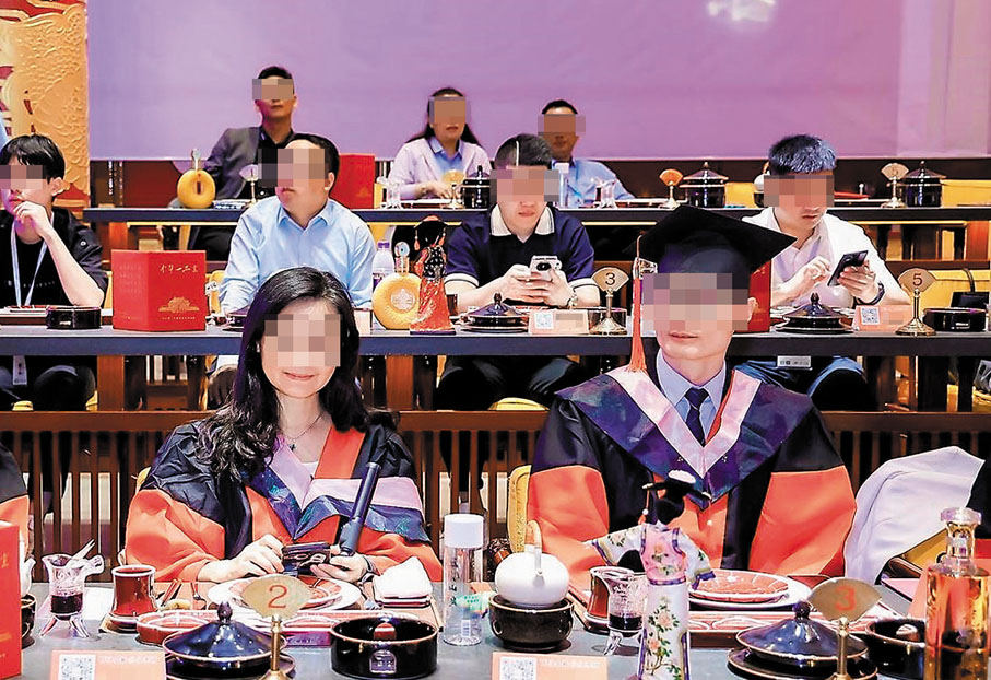 ●M女士（前排左）與當日大力游說她報讀課程的黃姓會長（前排右）一同到北京行畢業禮，卻被大會安排他們先出席一個科學論壇。 受訪者供圖