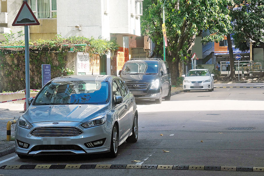 ●現場觀察由安定邨辦事處管理的路段上長時間停泊了數輛私家車，亦不時有其他車輛短期停泊。 香港文匯報記者涂穴  攝