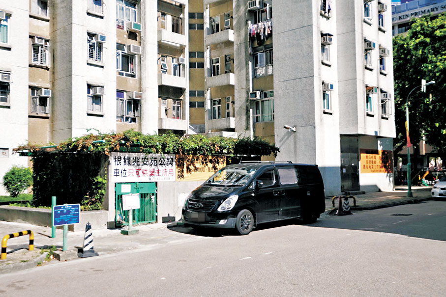 ●在兆安苑行車通道，不時有客貨車違例停泊。 香港文匯報記者涂穴  攝