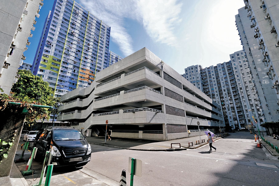 ●圖左的車輛停泊在安定邨辦事處管理的路段上，右邊由兆安苑停車場管理的路段則未見有車輛停泊。香港文匯報記者涂穴  攝