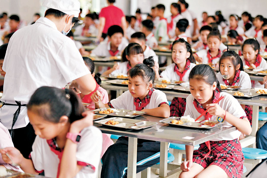 ●國家首個專門針對校園配餐的國家標準——《校園配餐服務企業管理指南》將於2025年12月1日正式實施。圖為早前浙江湖州市吳興區八里店鎮常路學校學生在食堂用餐。 資料圖片