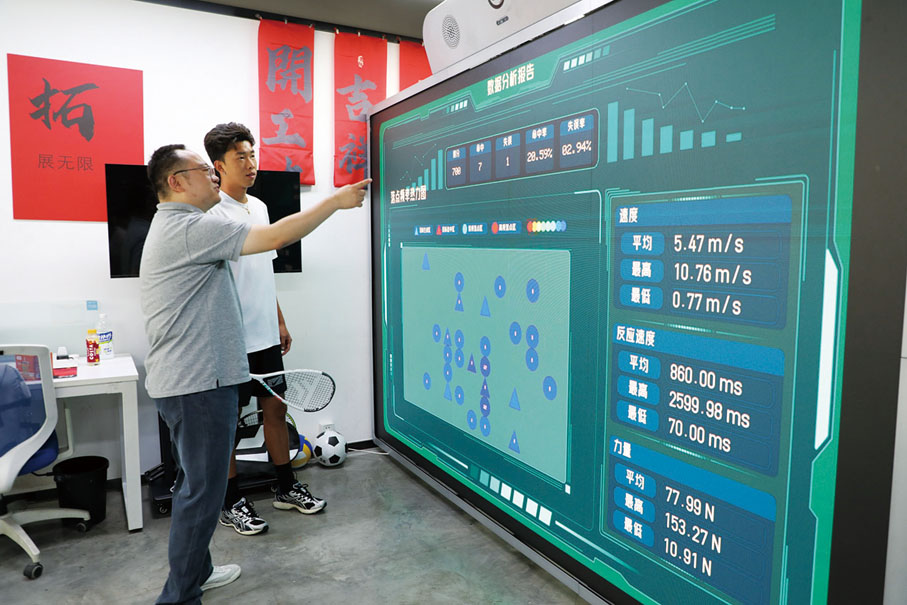 ●技術人員介紹「耀動魔方」相關數據。