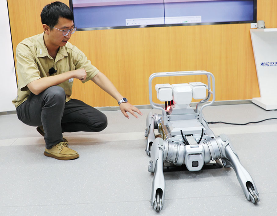 ●成都考拉悠然科技有限公司產品總監張曉介紹機器狗性能。