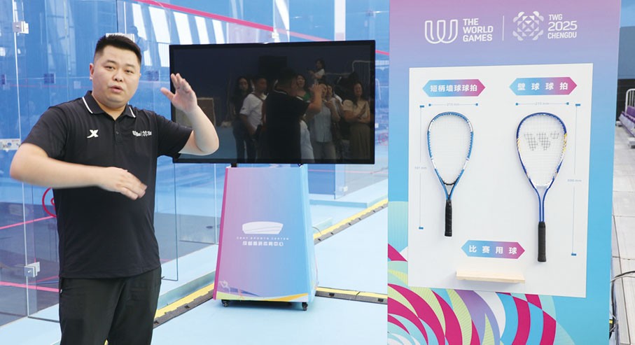 ●球類飛盤項目場館中心執行副主任宋宇康介紹壁球場館建設情況。