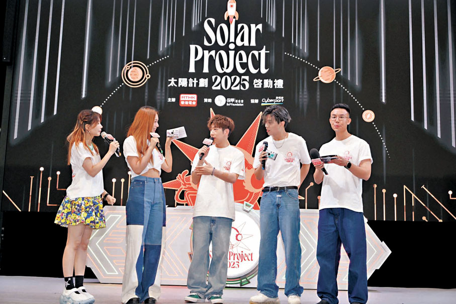 ●洪嘉豪（中）贈菲林相機，鼓勵黃淑蔓與黃明德記錄珍貴旅程。主辦方供圖