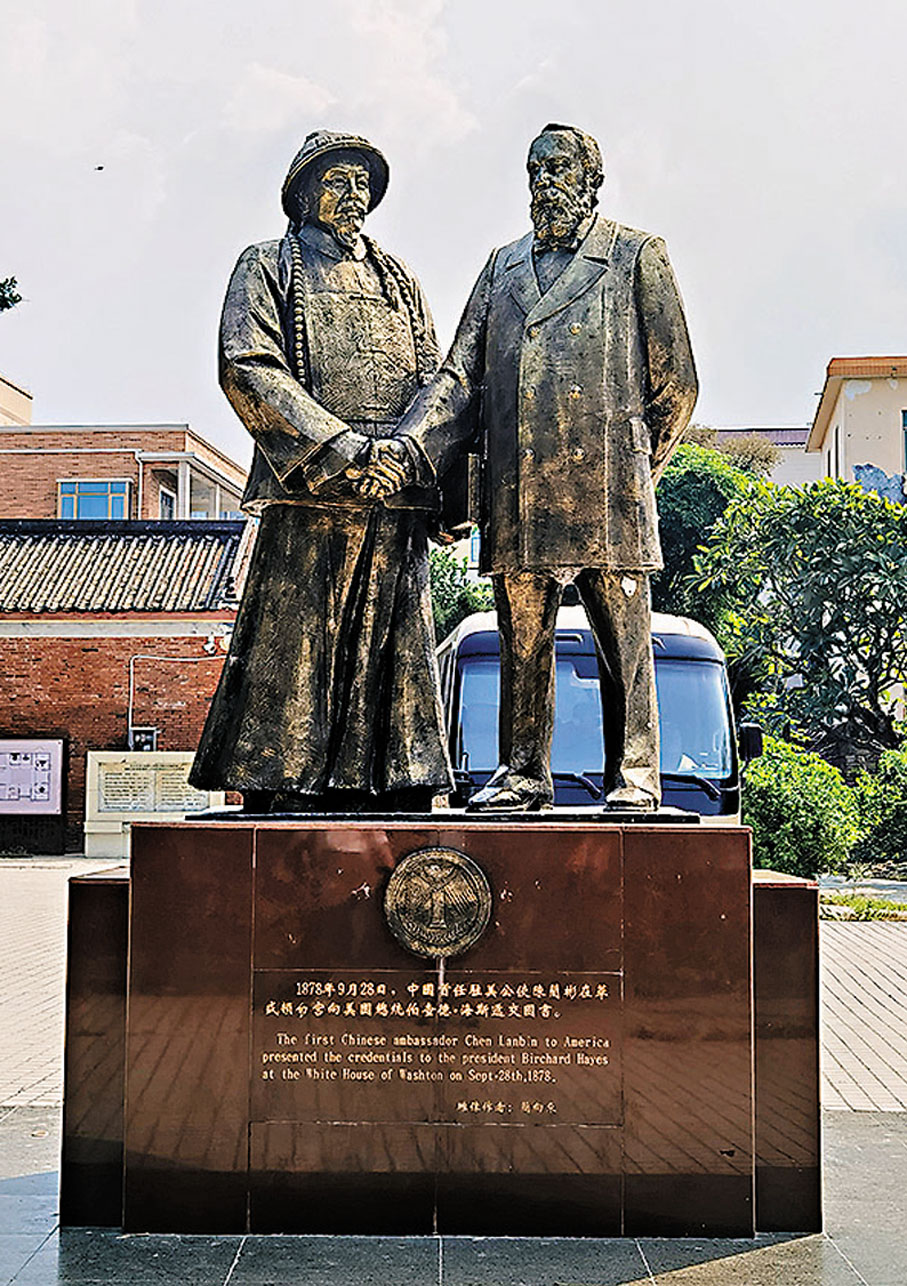 ●這座雕塑記錄了中國首任駐美公使陳蘭彬在華盛頓白宮向美國總統伯查德·海斯遞交國書的情景。 作者供圖