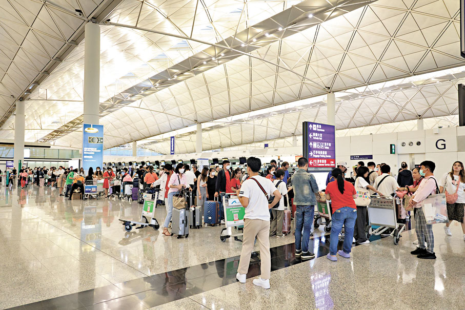 ●今年上半年香港國際機場客運及貨運表現穩健增長。圖為香港機場內大批旅客輪候辦理登機手續。 資料圖片