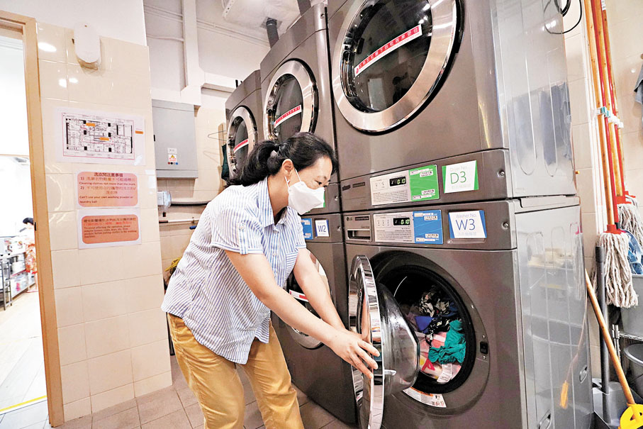 ●莫女士讚社區客廳的洗衣機和烘乾機幫到手。  香港文匯報記者曾興偉  攝