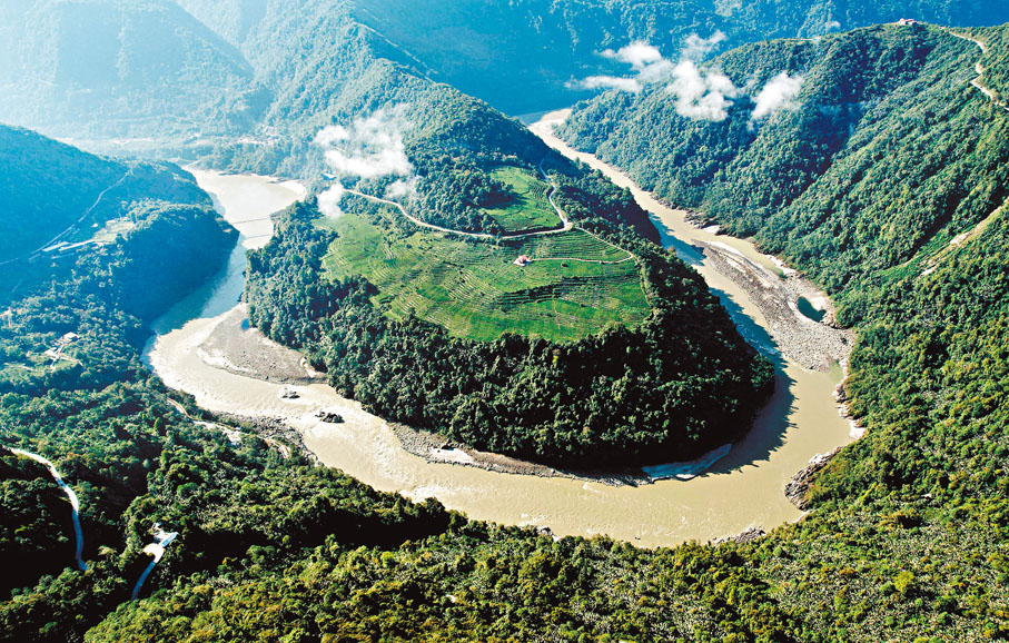 ●位於西藏林芝的雅魯藏布江下游水電工程將創造世界水電的「中國高度」。圖為西藏林芝市墨脫縣雅魯藏布江果果塘大拐彎。 資料圖片