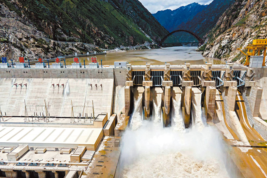 ●藏木水電站是中國在雅魯藏布江幹流上建設的第一座大型水電站。圖為藏木水電站。 資料圖片