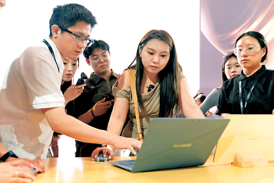 ●中國人均GDP已超過1.3萬美元，正接近整體邁入高收入國家行列。圖為消費者在體驗華為鴻蒙電腦。 資料圖片