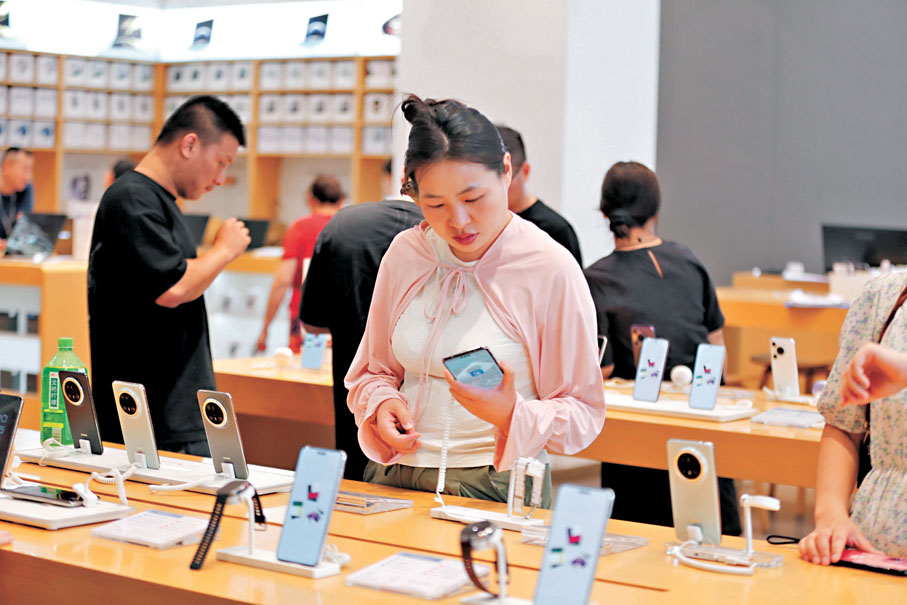 ●顧客在四川省樂山市一大型商場內挑選新款手機。資料圖片