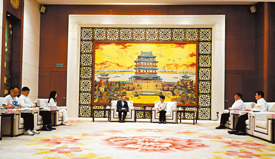 ●江西省委常委、省委宣傳部部長盧小青（右三）昨日與香港大公文匯傳媒集團副董事長、總編輯張國義等人交流。 香港文匯報記者黃慧  攝