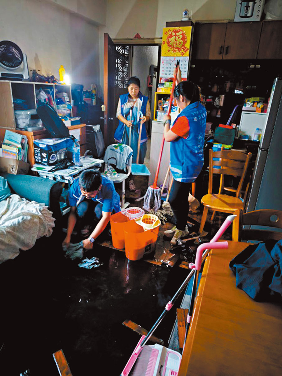 ●油麻地北關愛隊協助受火警影響的單位清理積水。