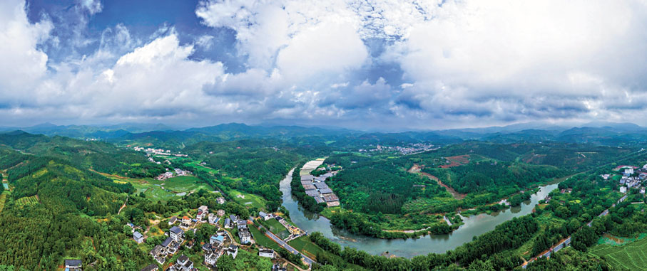 ●東江是珠江3條支流之一，發源於江西省的尋烏、安遠和定南縣。圖為定南縣龍塘鄉長富村境內的九曲河。 資料圖片