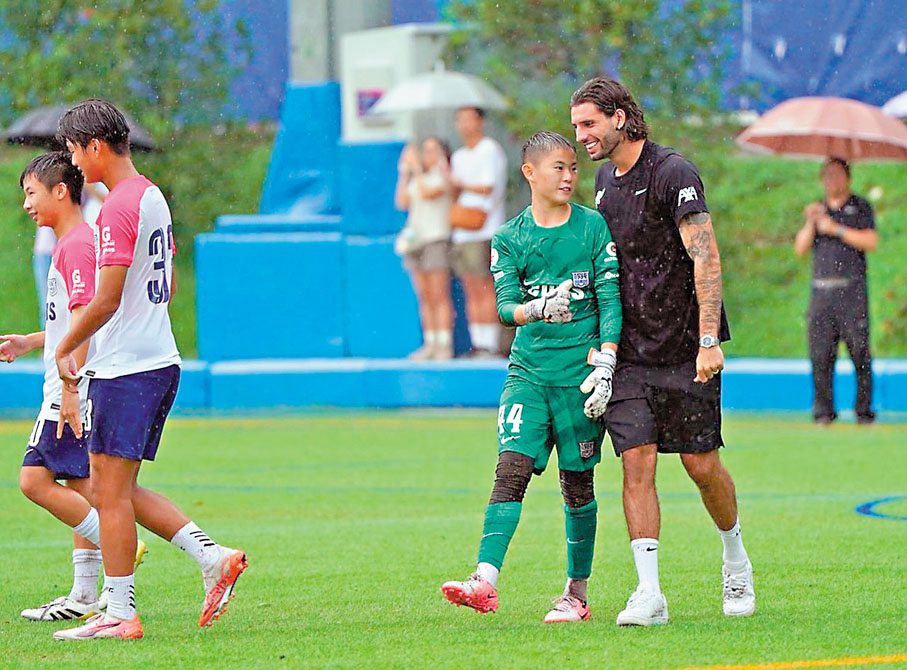 ●蘇保斯拉爾（右）與傑志小門將緊密交流。