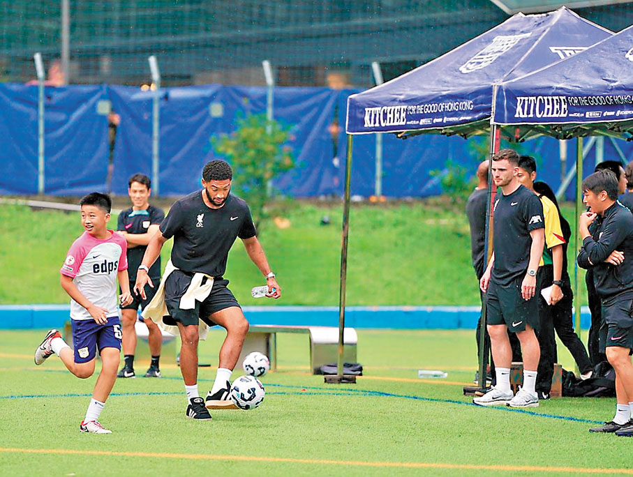 ●祖高美斯（左二）親身落場示範。