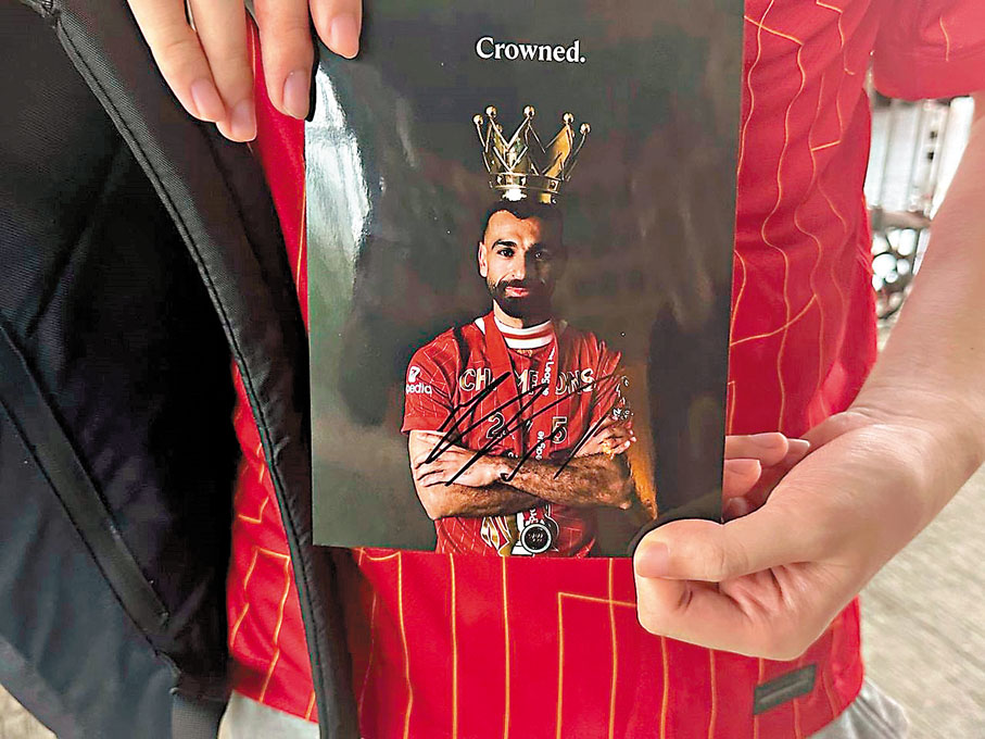 ●球迷展示沙拿親筆簽名。