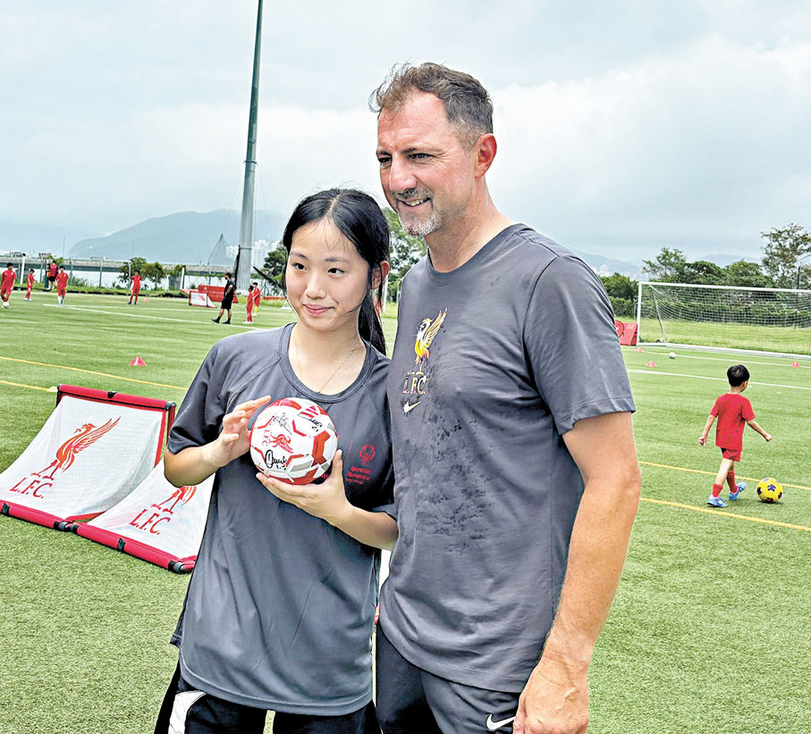 ●杜迪克（右）與小球員合照。 香港文匯報記者張發兒  攝