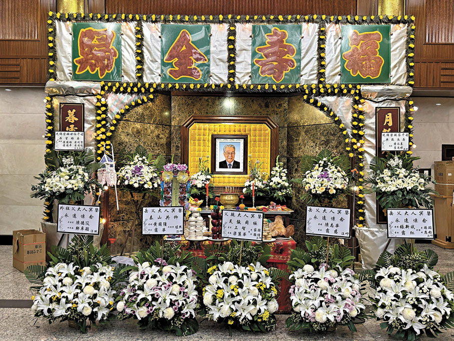 ●周驄喪禮昨日於世界殯儀館舉行。 阿祖  攝