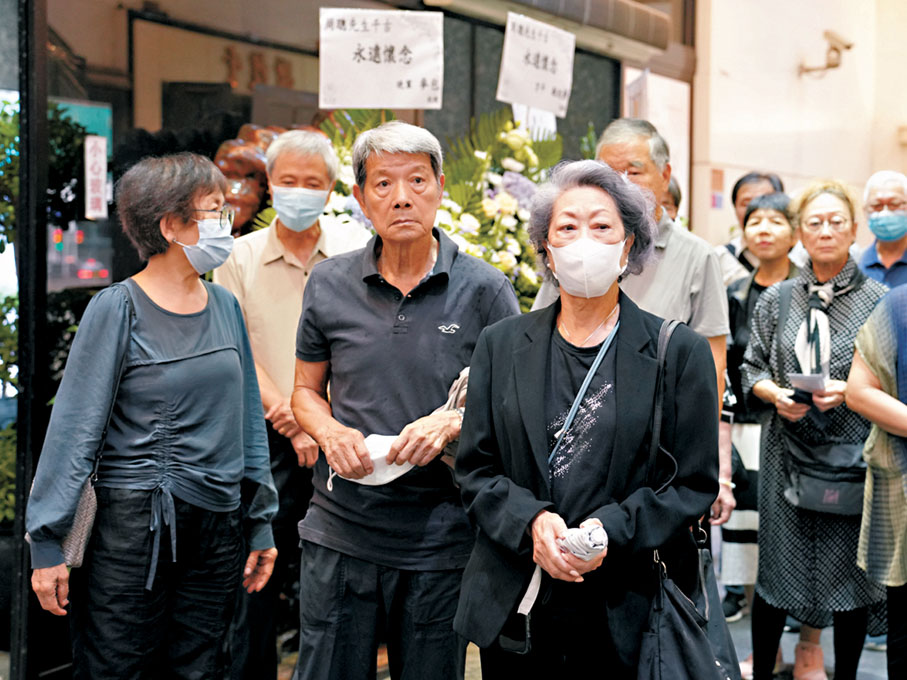 ●戴上白色口罩的白茵前來弔唁。  黃宇威  攝