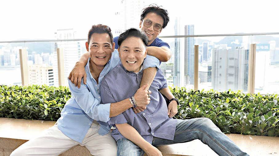 ●（左起）黃智賢、曹永廉和唐文龍老友鬼鬼。