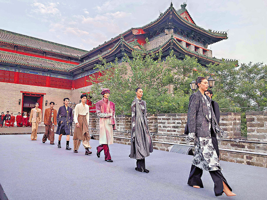 ●「中華衣經·明韻新生」服裝表演展現中國服飾之美。