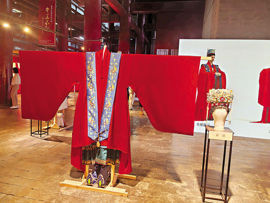 ●「中華衣經」服裝文物保護技術展上展出的復原紅色大衫。