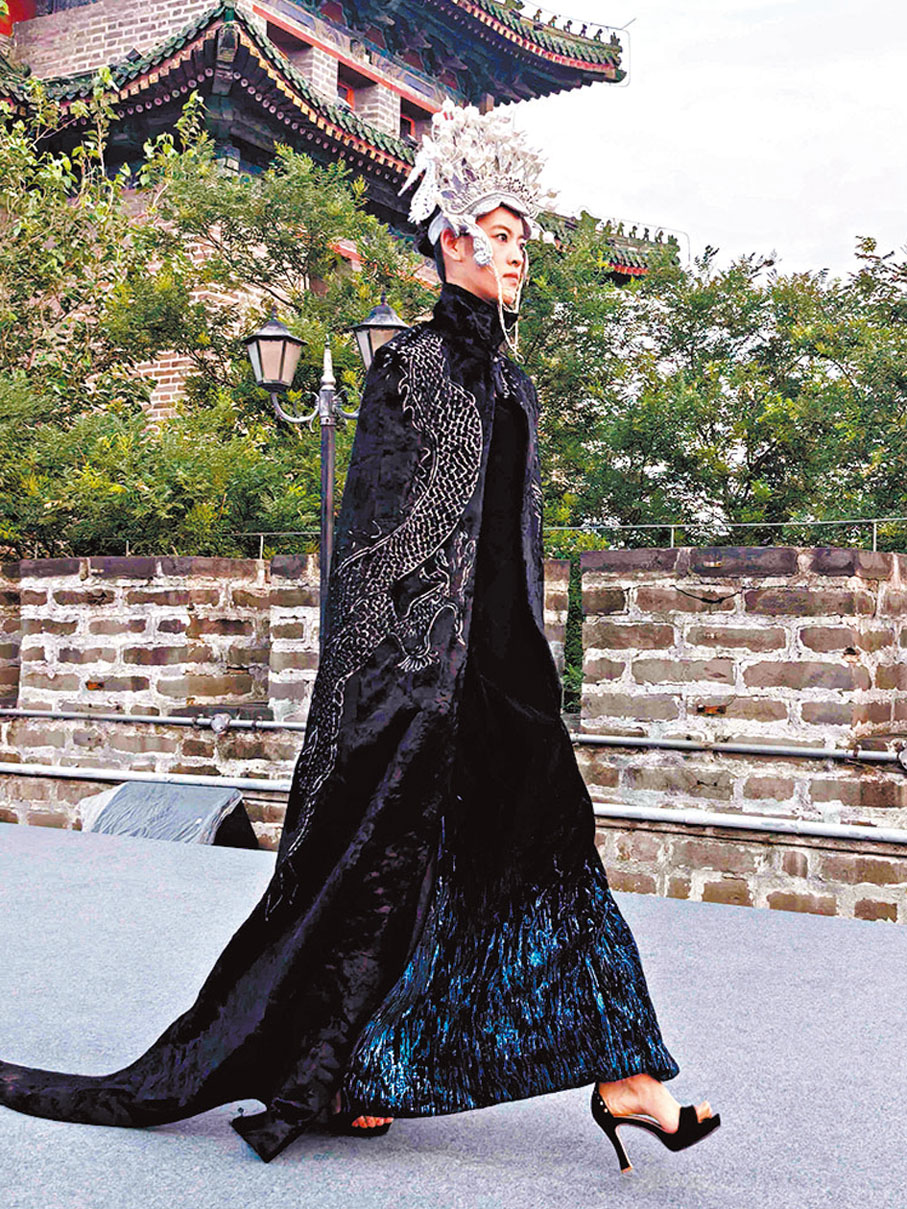 ●明代婦女下裳主要着裙，裙襴往往裝飾吉祥寓意的圖案。