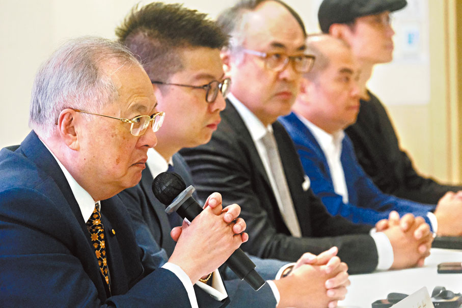 ●張宇人（左一）指出，飲食業及早輸入外勞可提升服務品質及延長營業時間。左三為香港餐飲聯業協會主席楊振年。 香港文匯報記者涂穴  攝