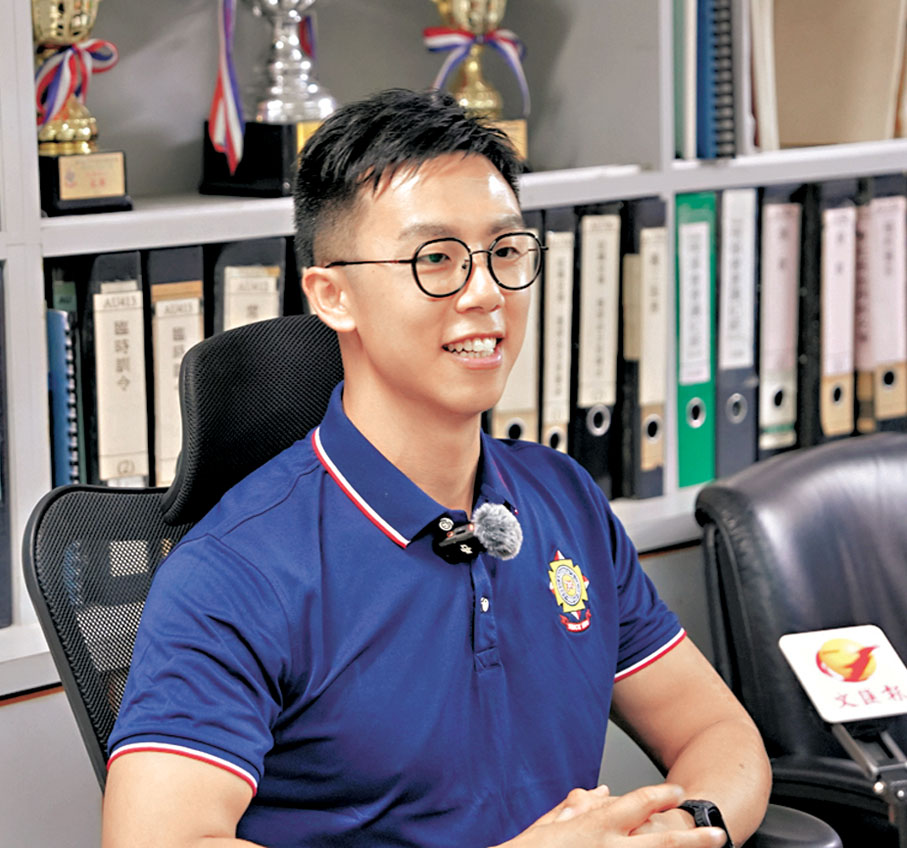 ●救護隊目何雄耀接受專訪。香港文匯報記者裴亦菲  攝